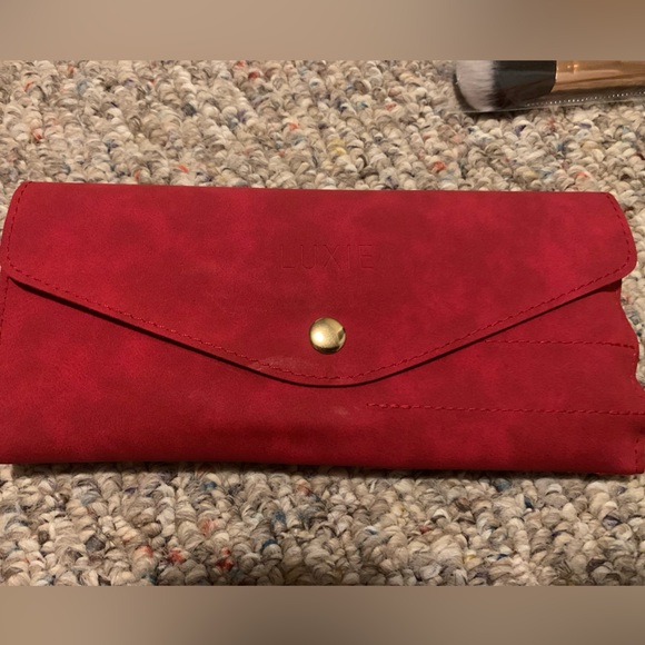 8 piece Luxie brush set w/red pouch - Picture 2 of 2